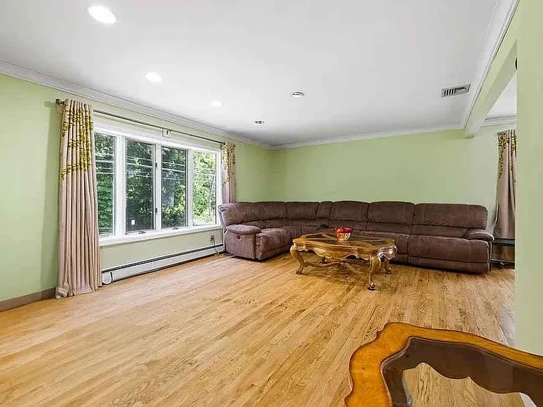 286 Gilbert Ave — Photo 4