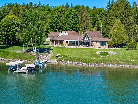 4th image of 1047 N West Torch Lake Dr