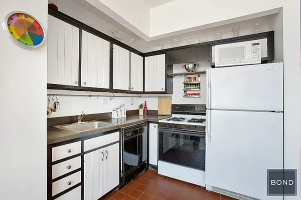 Sold by Bond New York | media 9