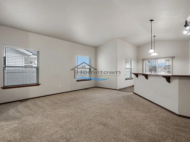 7346 N Carrington Ln — Photo 4