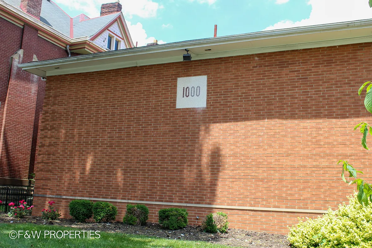 Building Photo - 1000 & 1002 Bryden Rd