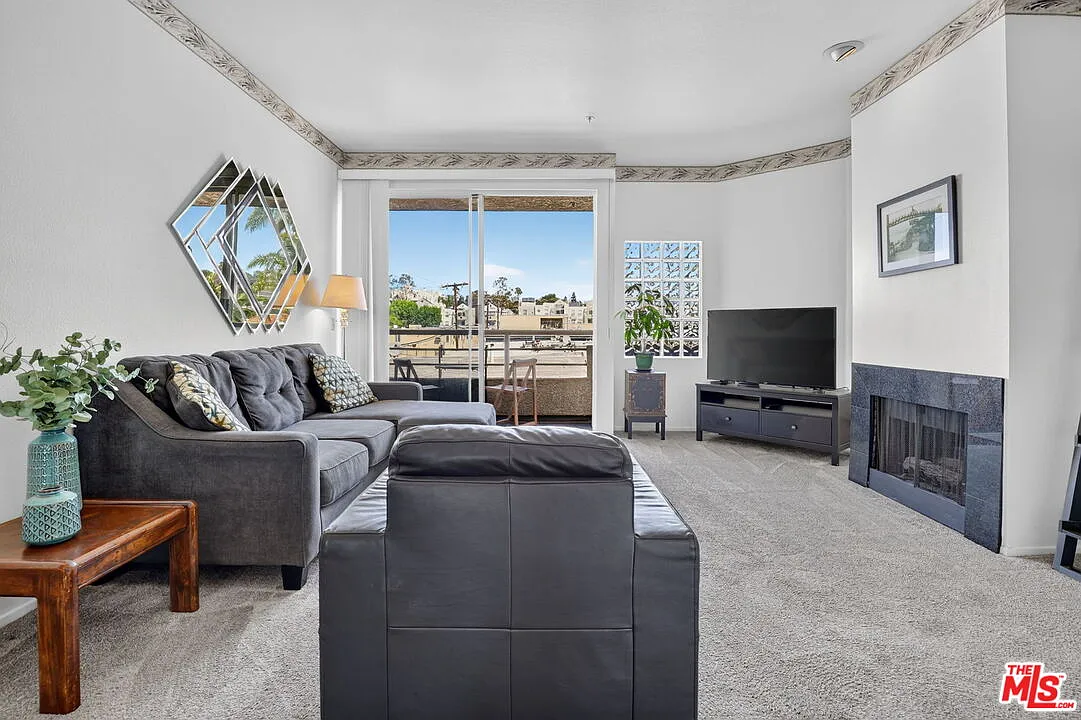 2 bed, 2.0 bath, 1046 sqft, $3,900 — Photo 3