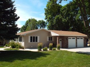 1 Sunrise Dr, Watertown, SD 57201