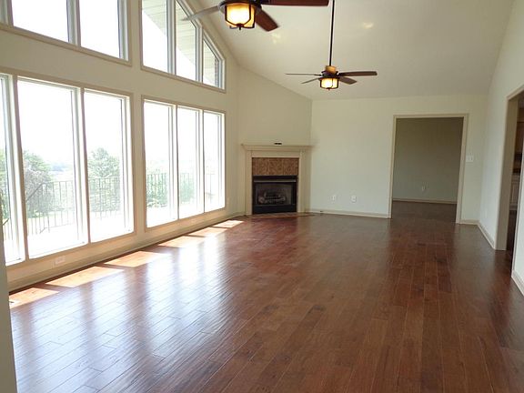3rd image of 827 Bridle Ct