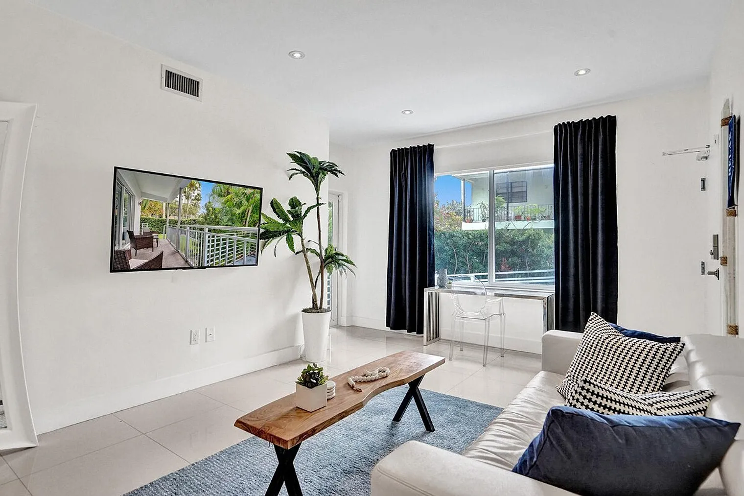 2 bed, 2.0 bath, 1001 sqft, $6,437 — Photo 3