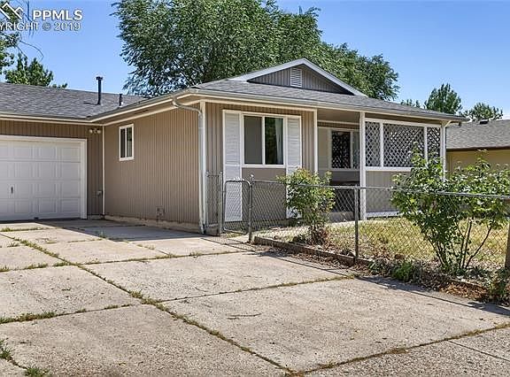 Attached 1-car garage with interior entrance