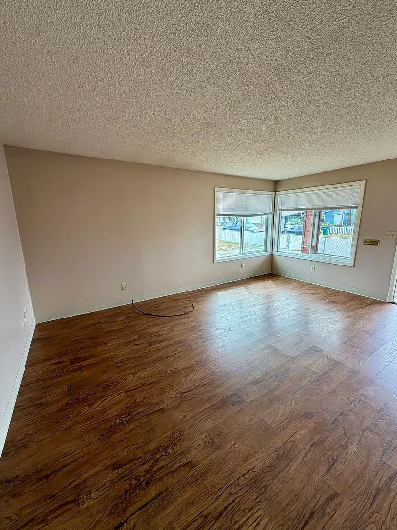 2 bed 1 bath duplex - water, sewer and garbage paid — Photo 1