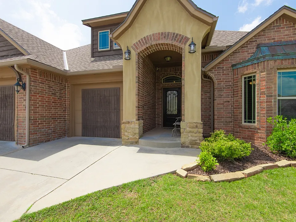 701 Lindsey Ln
