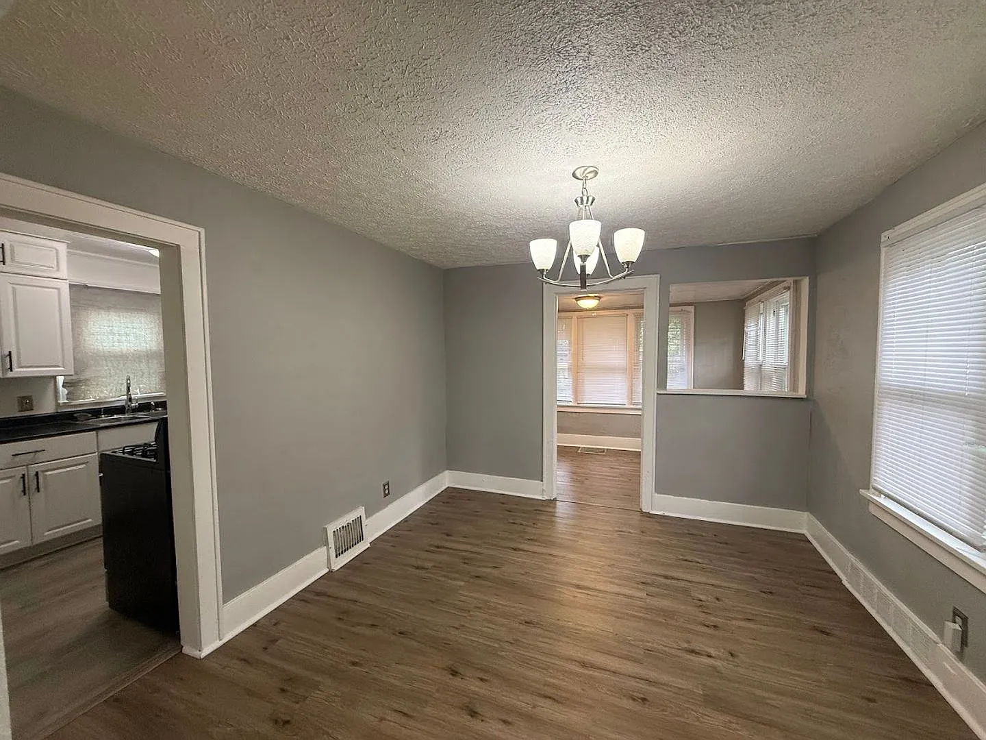 2 Bedroom 1 Bathroom Home for Rent — Photo 3