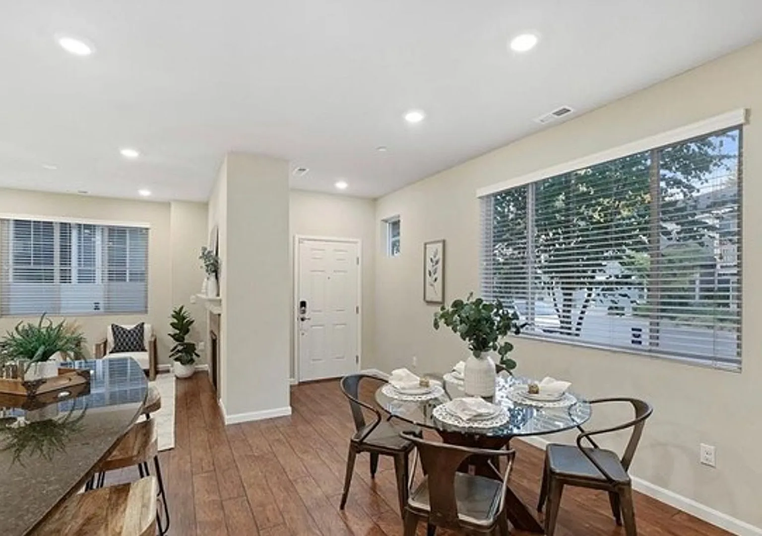 Air Conditioned Beautiful Home in Lynnwood — Photo 1