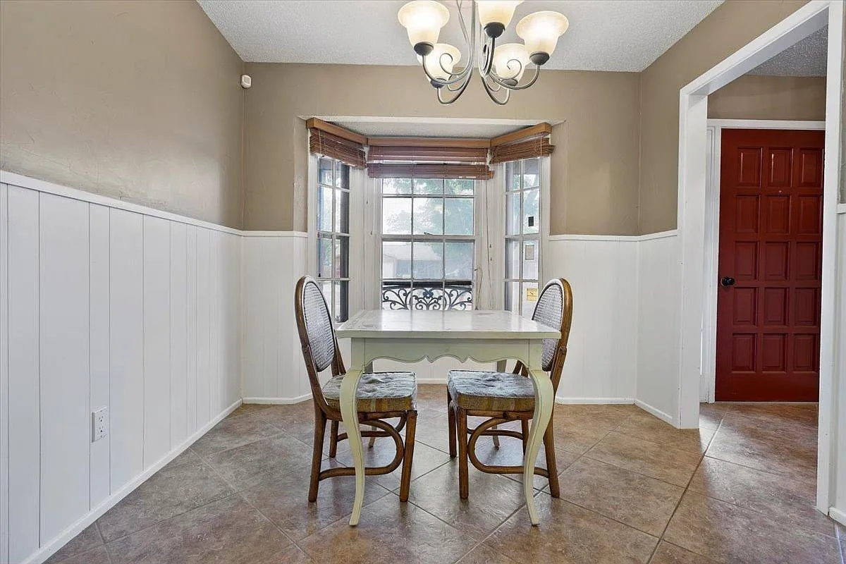 4 bed, 2500 sqft, $2,200 — Photo 2