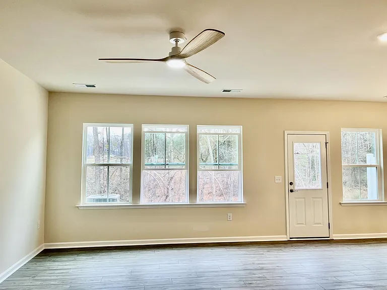 359 Glen Clova Dr — Photo 3