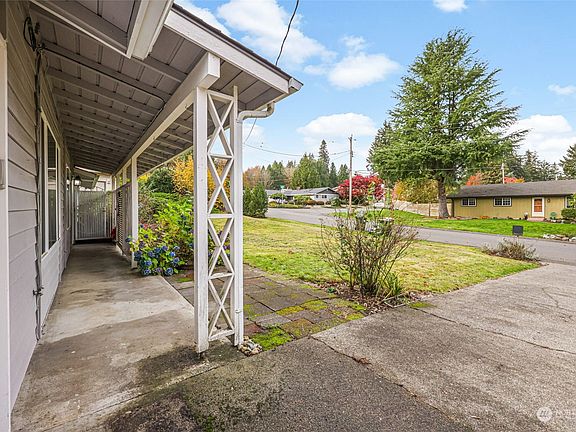 2nd image of 3117 Brentwood Drive SE