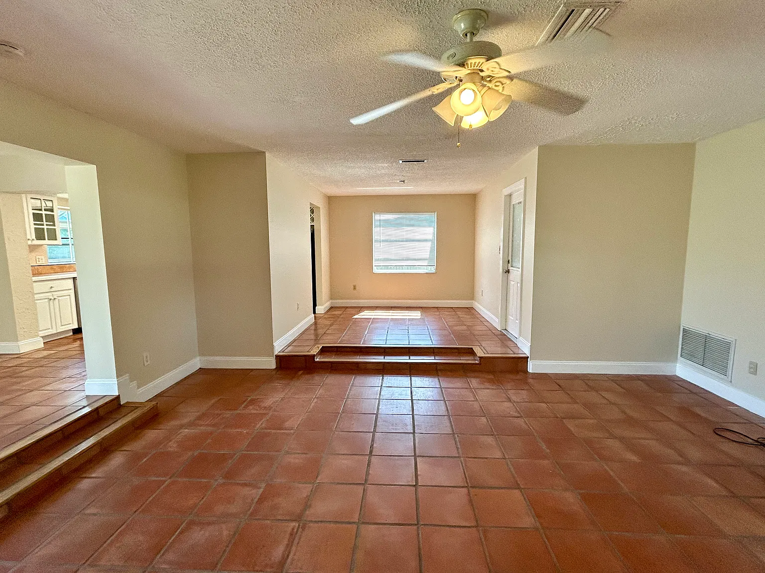 530 W Gateway Ct — Photo 4