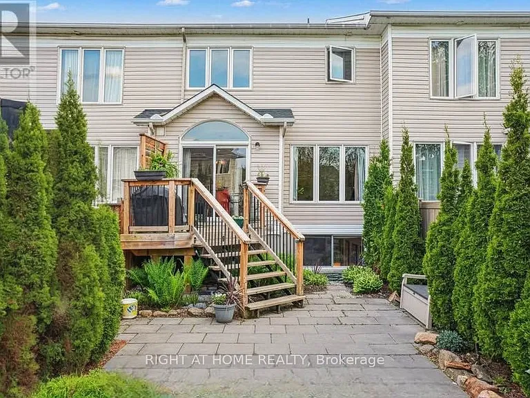 2064 Dunollie Cres — Photo 12