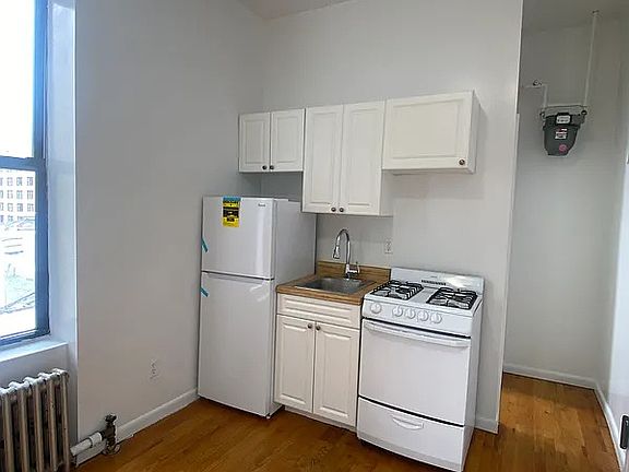 4th image of 404 W 56th St APT 24