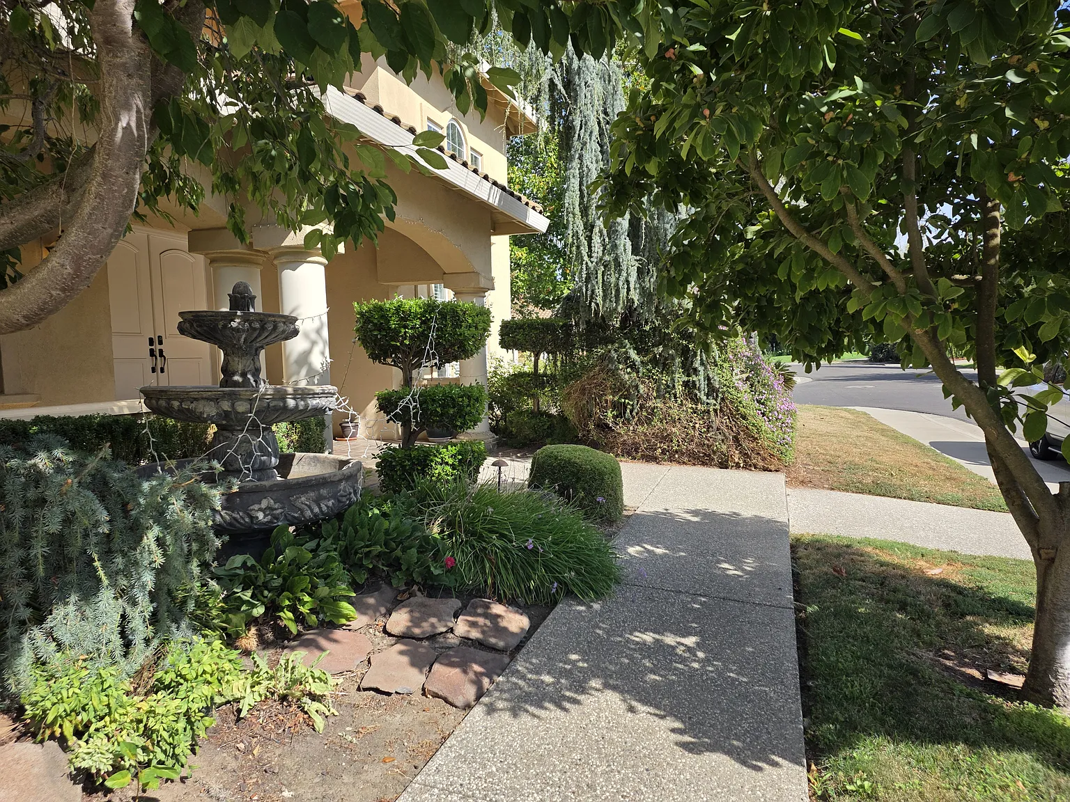 4 bed, 4700 sqft, $5,400 — Photo 2