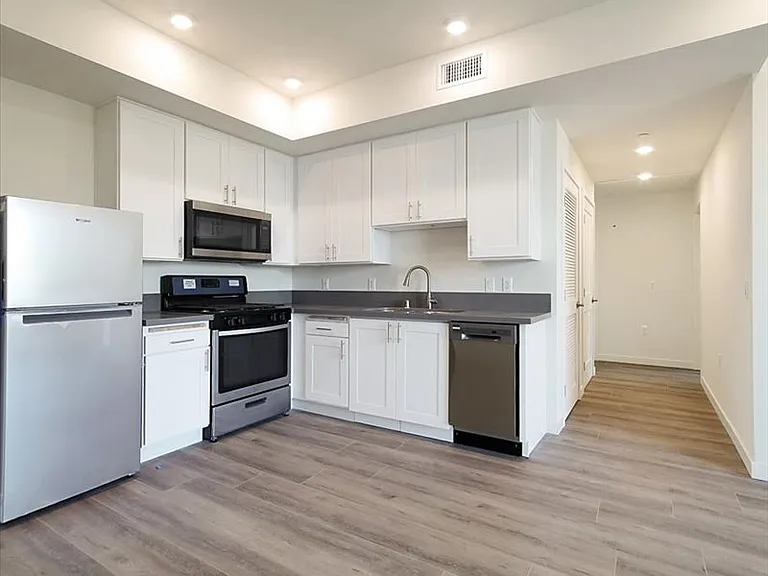 928 S Berendo St #301 — Photo 6