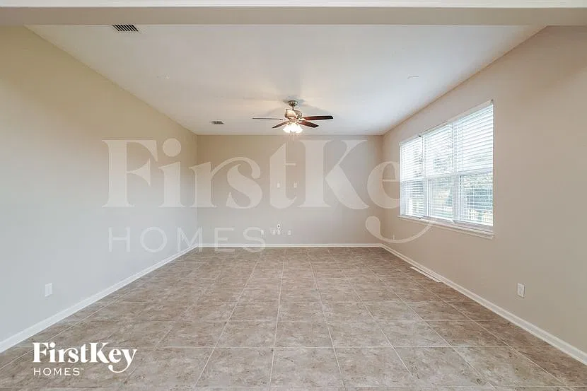 5 bed, 2.5 bath, 2937 sqft, $3,410 — Photo 2