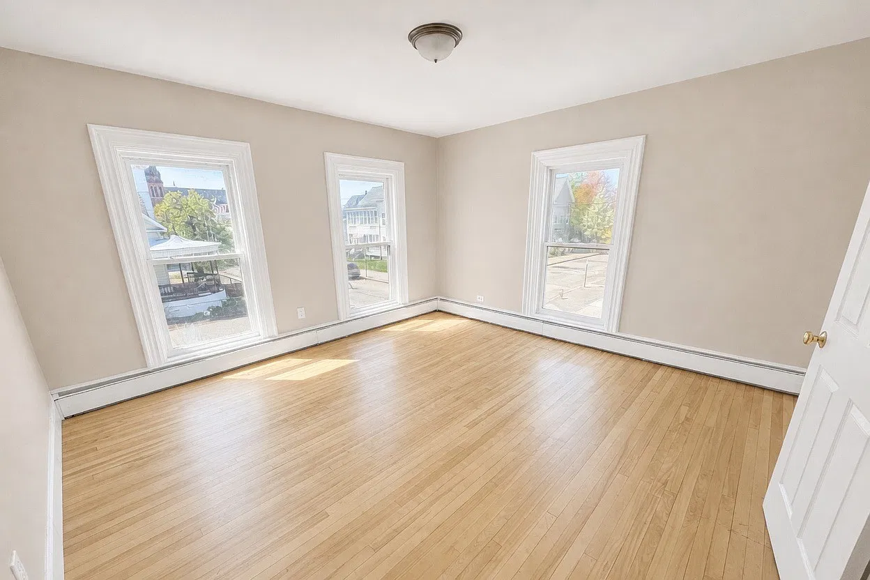 3 bed, 1300 sqft, $2,150 — Photo 3