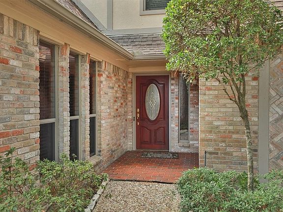 Beautifully landscaped front and back yard with attractive accent brickwork.