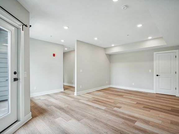 3rd image of 2625 Jefferson St #2B-2Ba