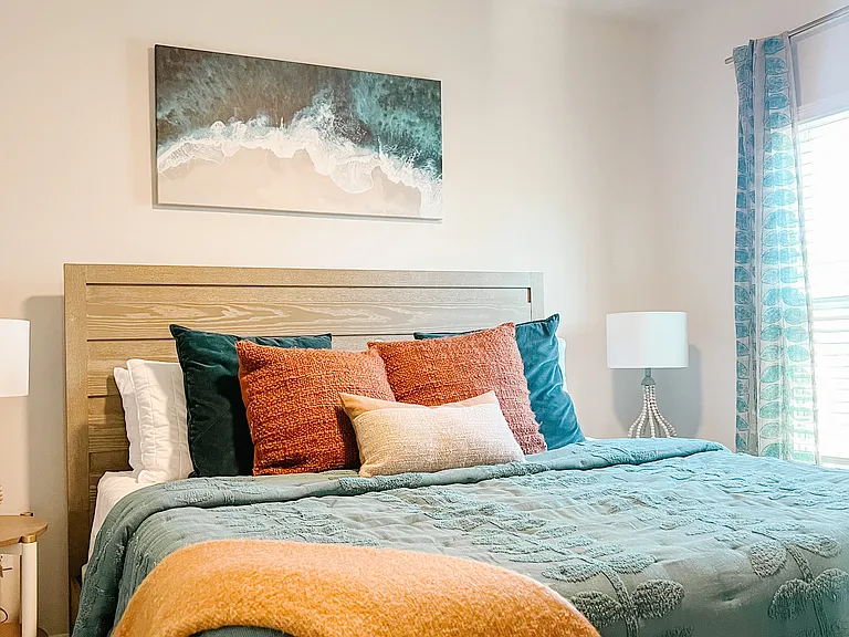 bedroom 2:|King bed|luxury linens|full cable|ceiling fan