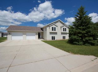 1527 Cartway Dr, Thief River Falls, MN 56701