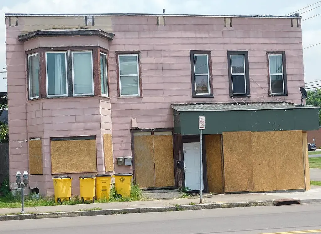 3 bed, $1,000 — Photo 1
