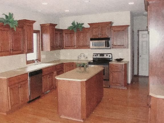 Lg kitchen w/walk-in pantry