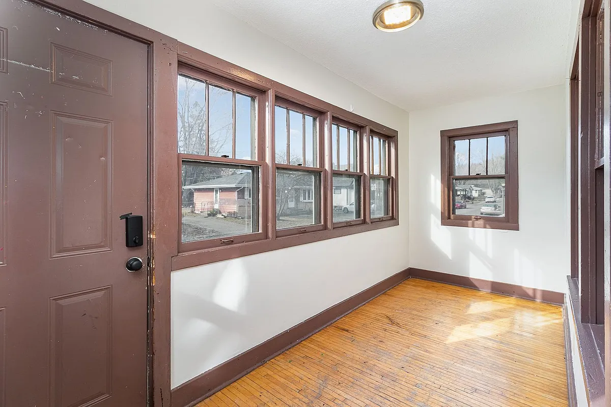 Building Photo - 447 Banfil St