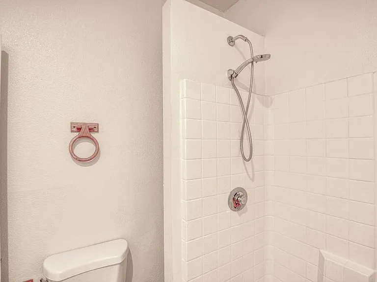 638 E 1st St #2 — Photo 29