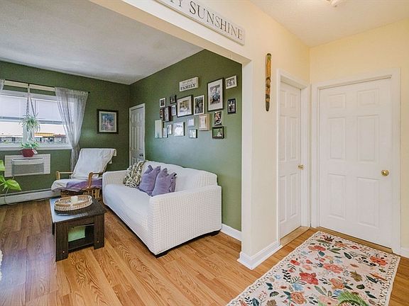 4th image of 464 Bank St APT 10