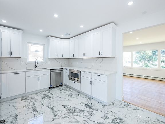 5th image of 214 Alberta Dr