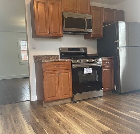 3rd image of 1461 Morris Ave #1L