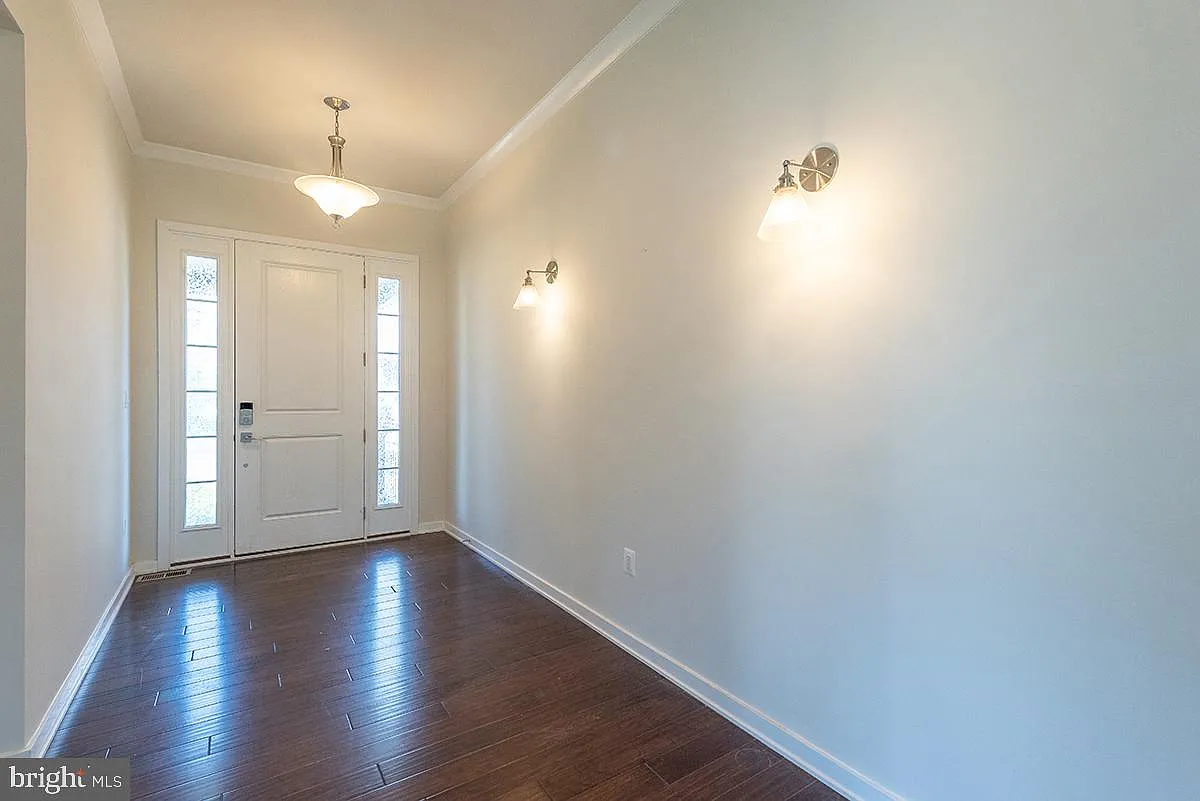 5 bed, 4790 sqft, $4,999 — Photo 3