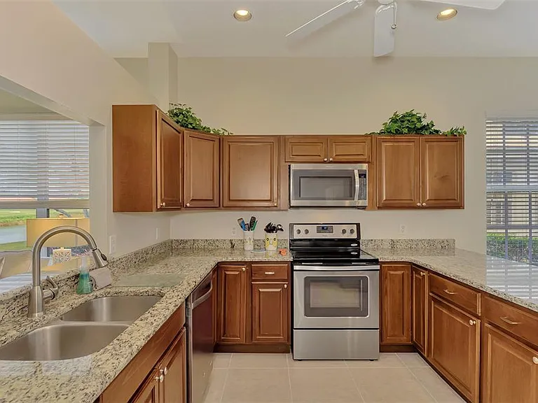 549 Fallbrook Dr — Photo 14
