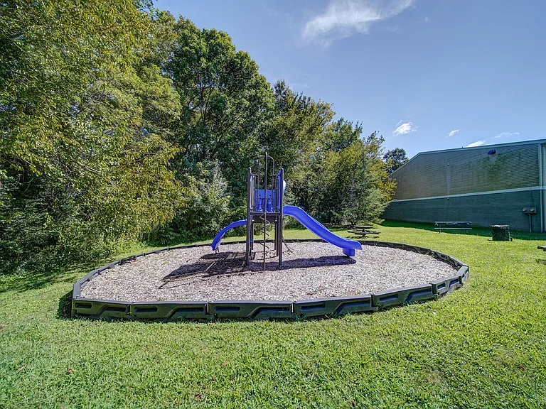 River Breeze Apartments — Photo 19