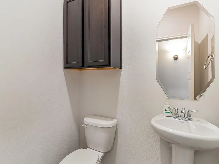 2413 Siskiyou St — Photo 10