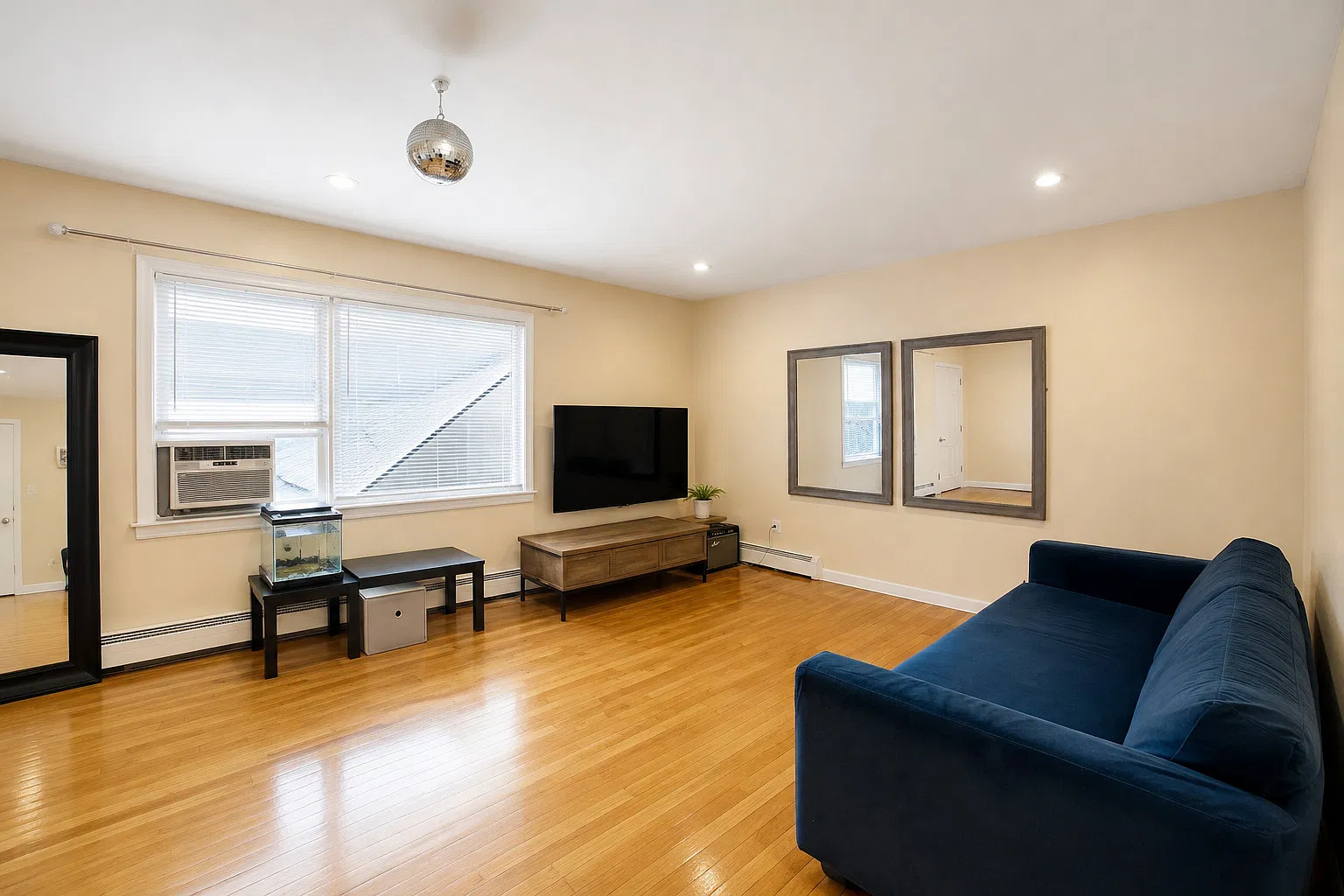 1105 Holiday Ln — Photo 1