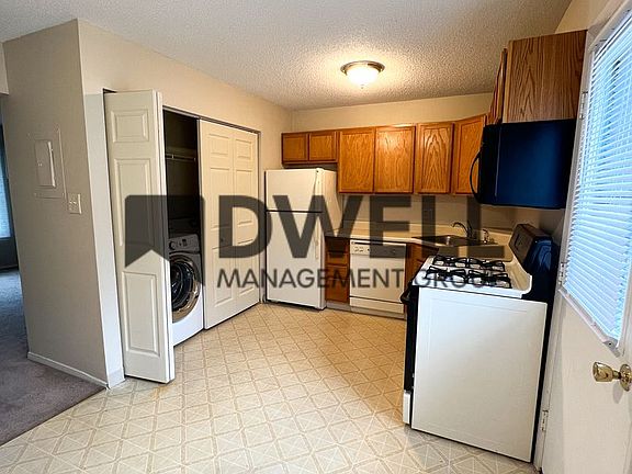 4th image of 1221 S Linn St APT 1D