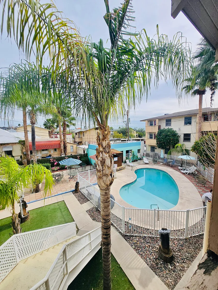 courtyard with pool and propane grill - Rincon Apartments
