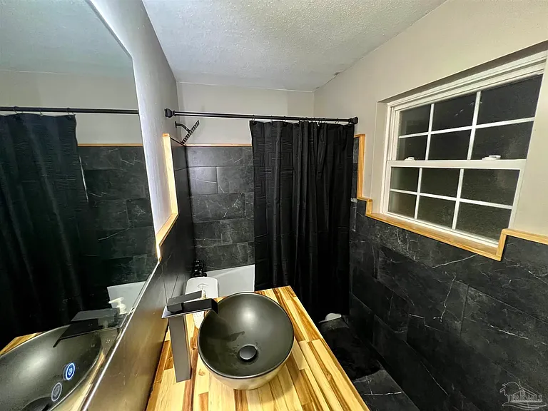 8100 Six Pence Dr — Photo 3