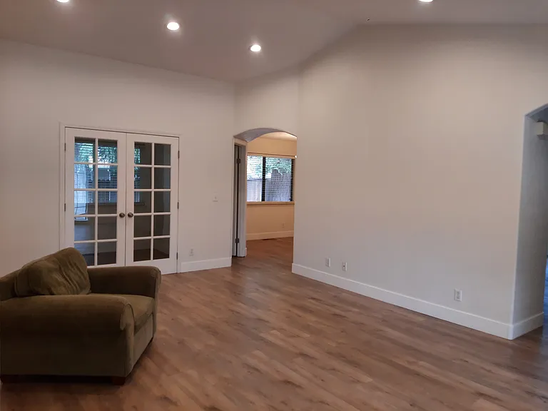 423 Wilson Ln — Photo 6