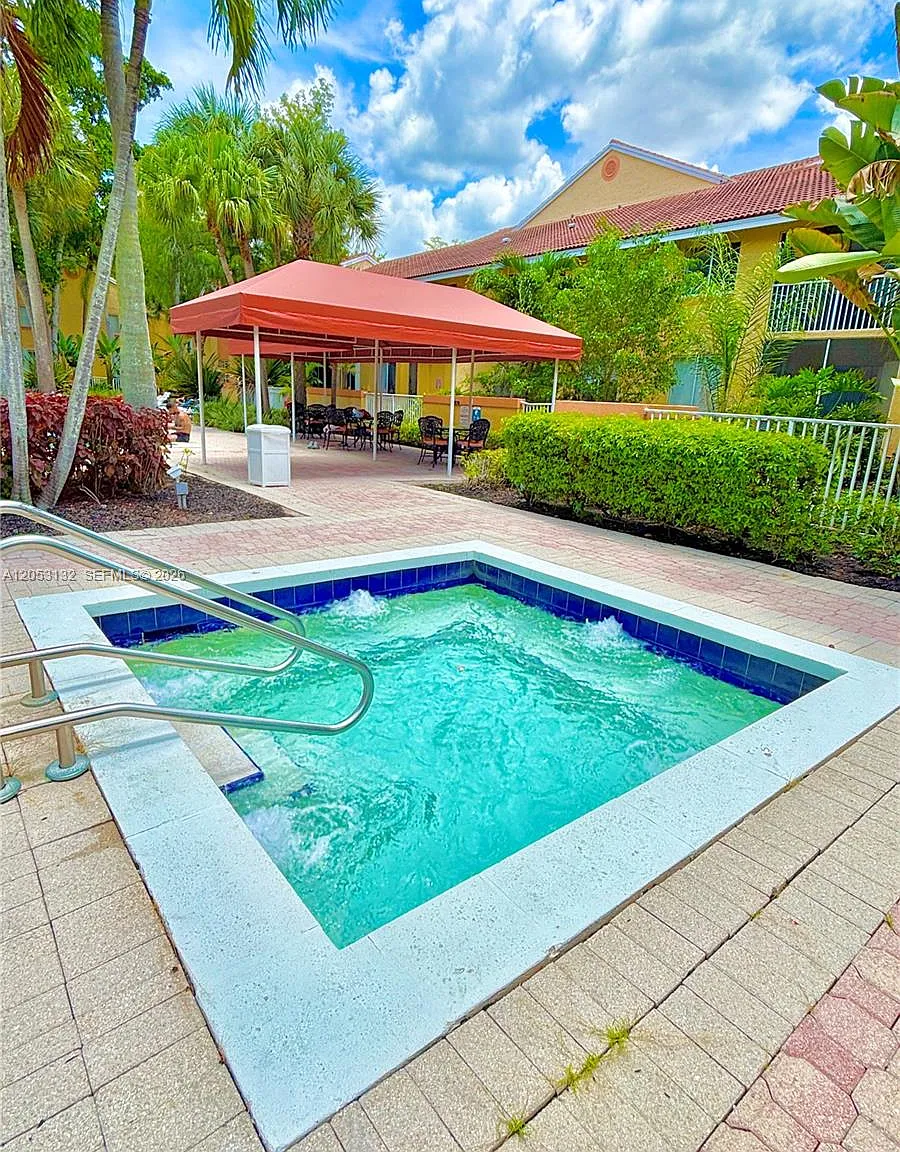 Napoli Gardens At Coral S — Photo 2