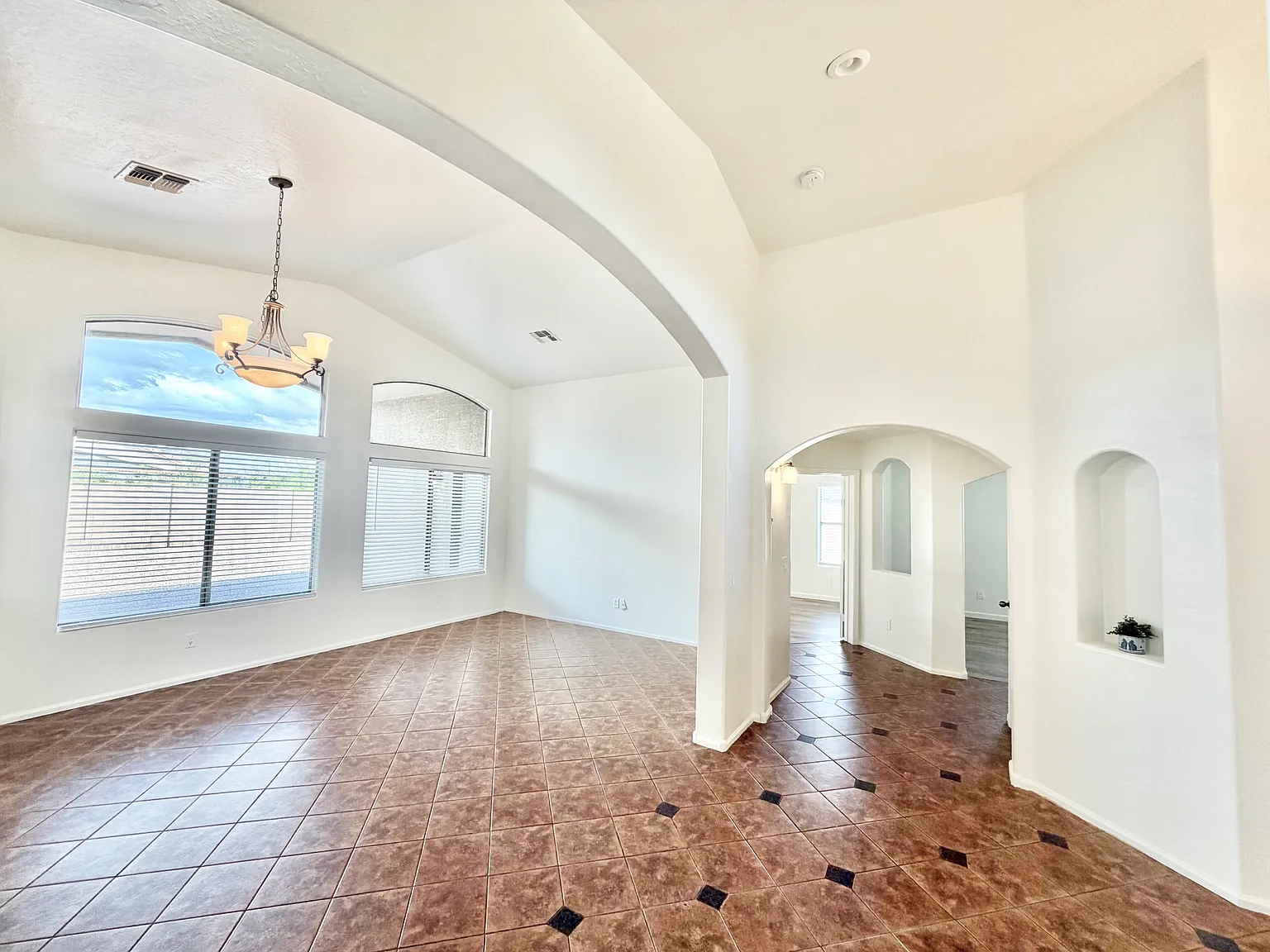 4 bed, 1886 sqft, $2,199 — Photo 3