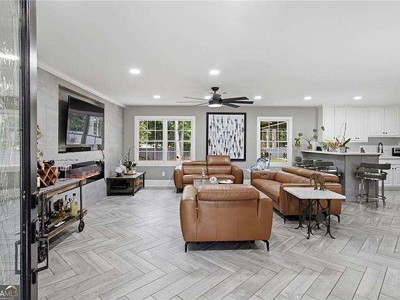3rd image of 261 Lendon Ln