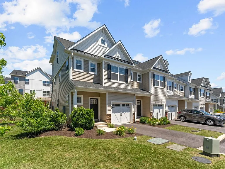 230 Honey Ln — Photo 4