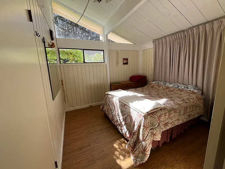 Second large bedroom with queen bed. More big windows let in lots of light from the back yard.