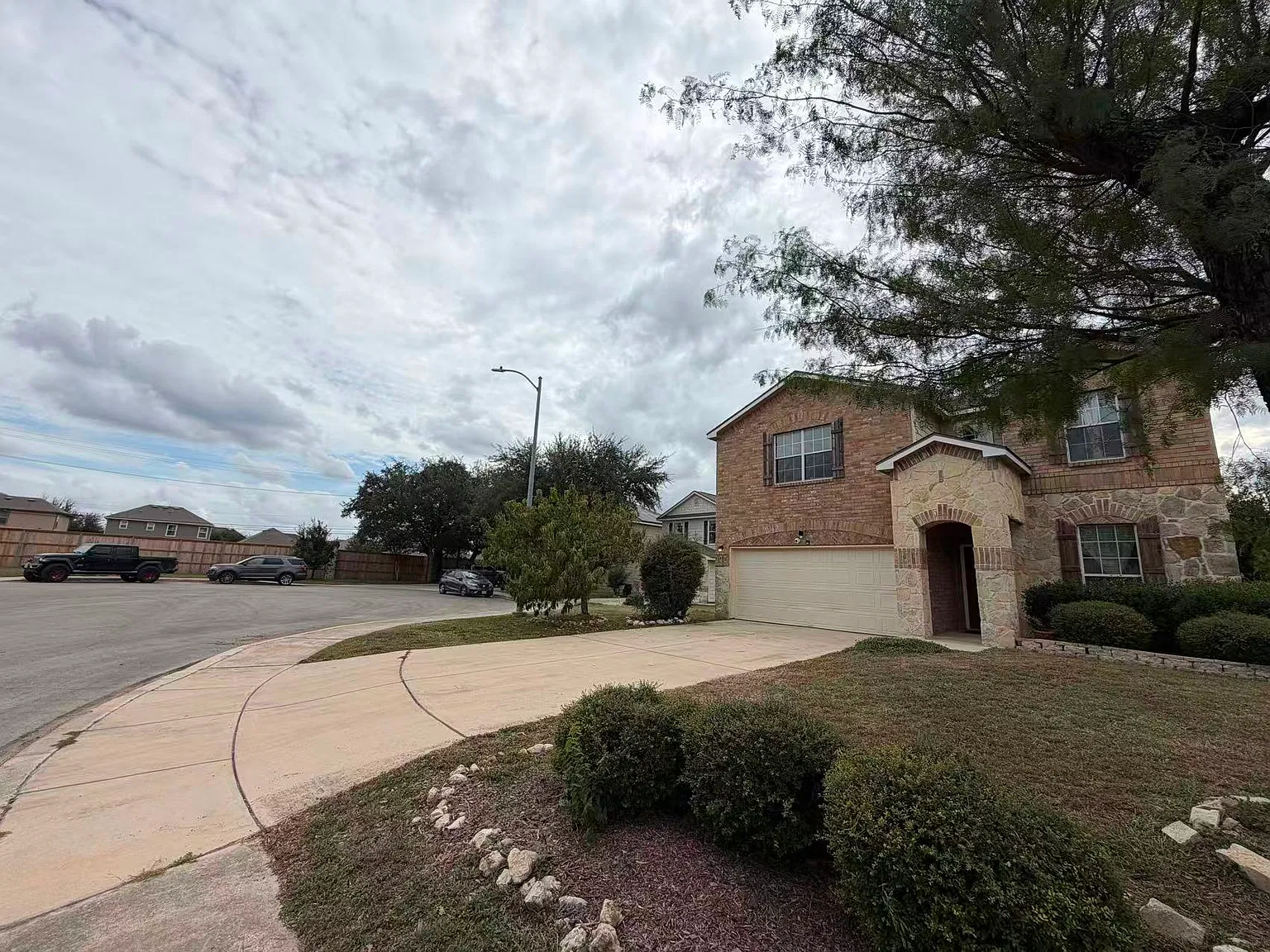 3 bed, 2402 sqft, $1,745 — Photo 2